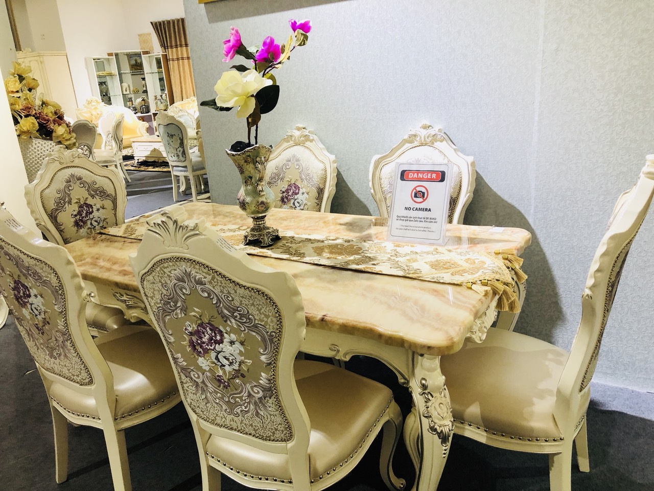 Friday 13th - Ưu đãi quên lợi nhuận tại showroom Vương Quốc Nội Thất